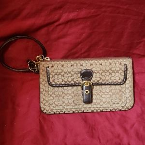 Womans coach medium clutch